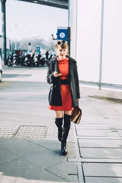 Hipster kvinna i Street Walking — Stockfoto