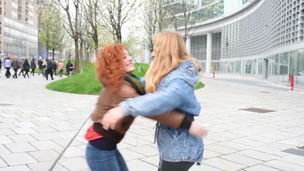 Meninas reunião na rua — Vídeo de Stock