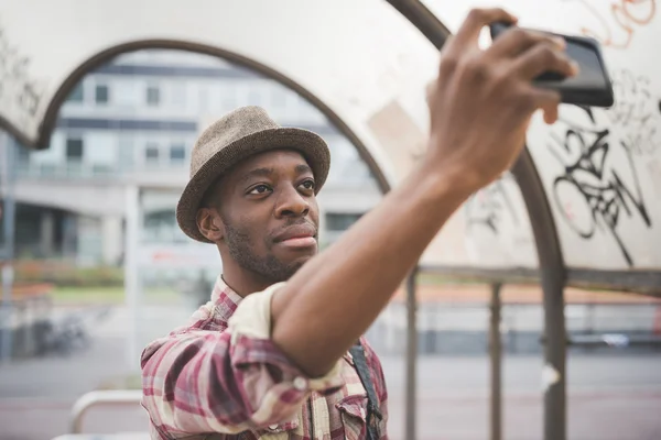 Muž s selfie na smartphonu — Stock fotografie