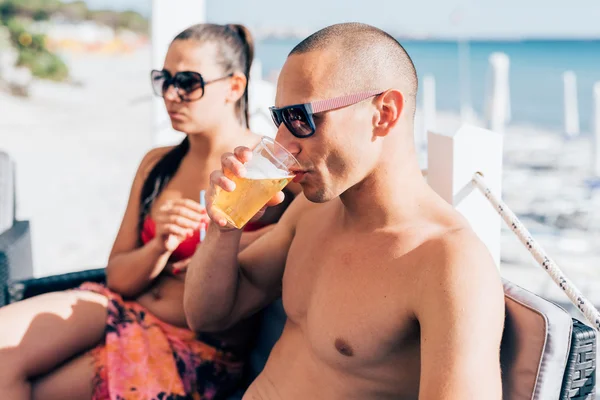 Snygg man på stranden — Stockfoto