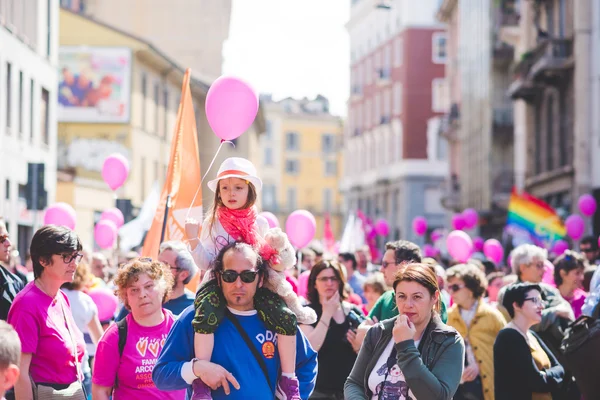 Evli olmayan çiftler tezahürü Milano. — Stok fotoğraf