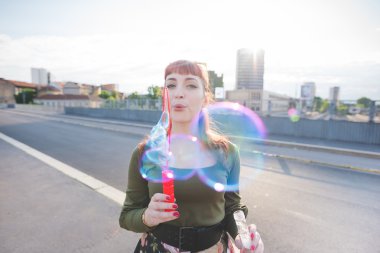 köpük sabun ile oynayan kadın