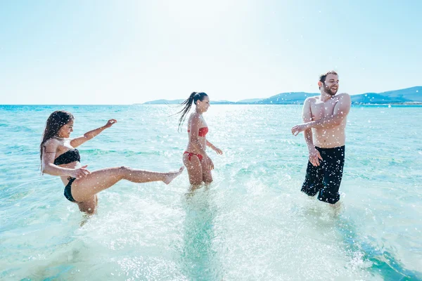 Friends having fun in the water splashing — Stock Photo, Image