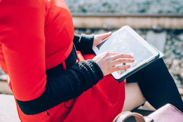 Vrouw die tablet gebruikt — Stockfoto