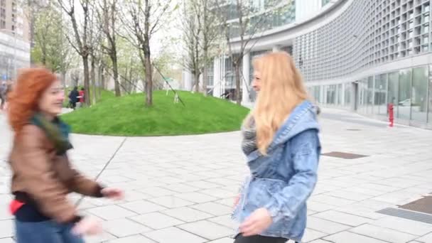 Girls meeting in the street — Stock Video