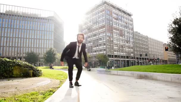 Hombre de negocios saltando al aire libre en la ciudad — Vídeo de stock