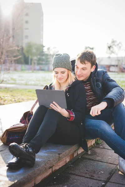 Jovens amantes do casal usando tablet — Fotografia de Stock