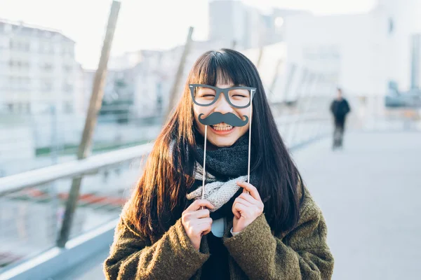 Frau mit lustiger falscher Brille und Schnurrbart — Stockfoto