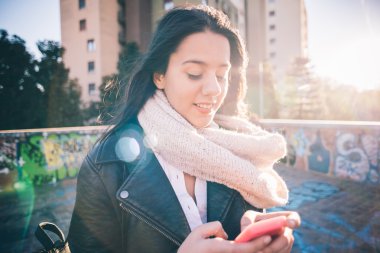 Akıllı telefon kullanan kadın