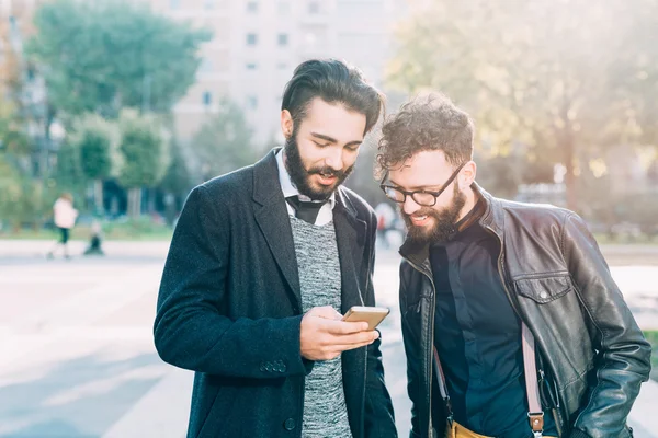 Akıllı telefon kullanan iş adamı