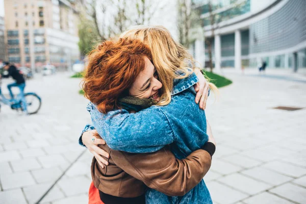 Filles se réunissant dans la rue — Photo