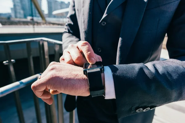 Biznesmen przy użyciu inteligentnych zegarek — Zdjęcie stockowe
