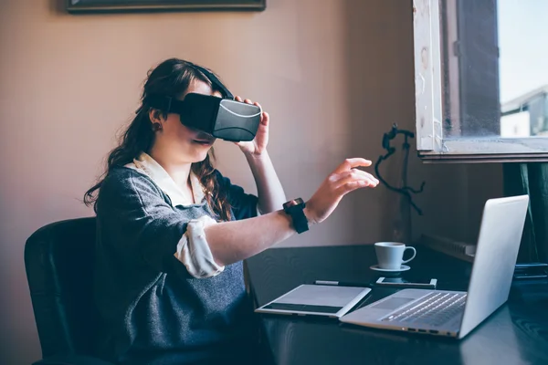 Woman using 3D viewer — Stock Photo, Image