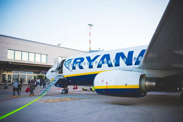 İnsanlar havaalanında, Ryanair uçak. — Stok fotoğraf