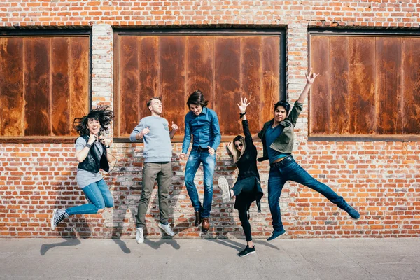 Grupo de jóvenes hermosos amigos — Foto de Stock