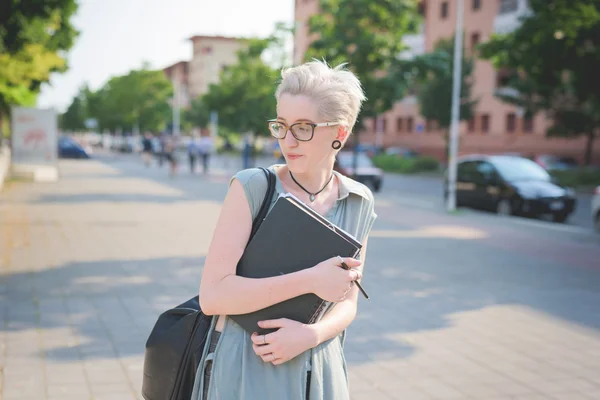 Blonde female designer walking to the city — Stock Photo, Image