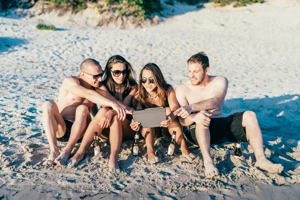 Multiethnische Freunde am Strand — Stockfoto