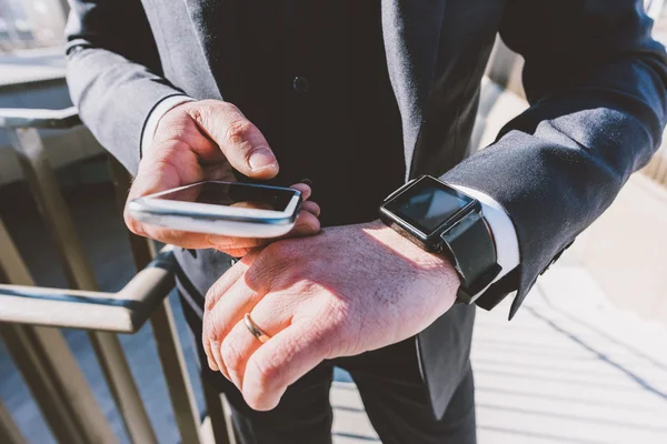 Geschäftsmann mit Smartphone und Smartwatch — Stockfoto