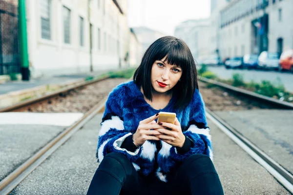 Mulher segurando smartphone — Fotografia de Stock