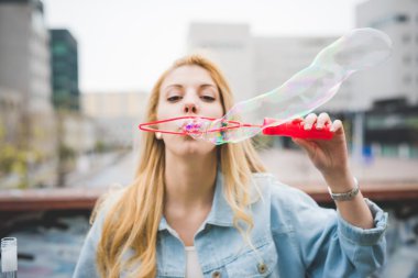 Sabun köpüğüyle oynayan kız