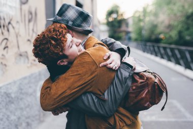 sokakta toplantı arkadaşlar 