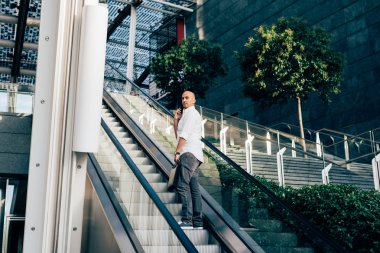 işadamı yürüyen merdivenle içeri girsin