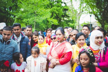 insanlar Bangladeş yeni yıl kutluyor 
