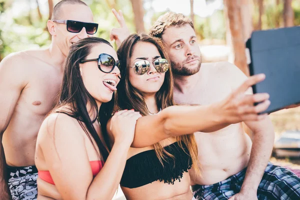 Amigos multiétnicos tomando selfie — Foto de Stock