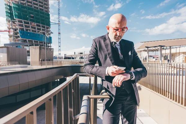 Uomo d'affari in città utilizzando smartphone — Foto Stock