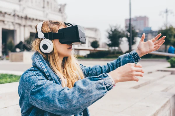 Businesswoman sitting using 3D viewer — Stock Photo, Image