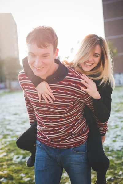 Pareja de jóvenes amantes — Foto de Stock