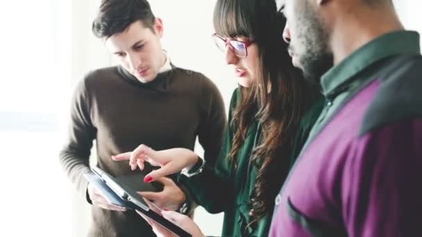 Gente de negocios que trabaja conectado con la tableta — Vídeo de stock