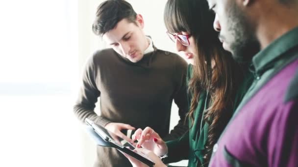 Pessoas de negócios que trabalham com tablet — Vídeo de Stock