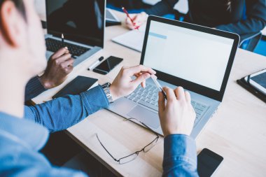 meslektaşları ile masa başında oturan işadamı