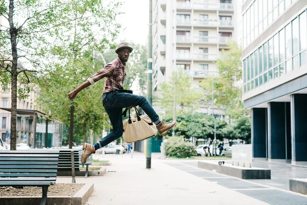 Homme sautant dans la rue de la ville — Photo