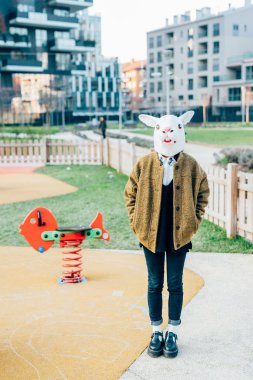 tavşan maskesi takan hipster kadın