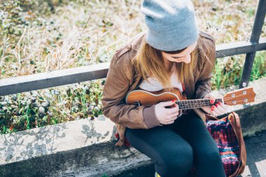hipster kadın ukulele oynuyor