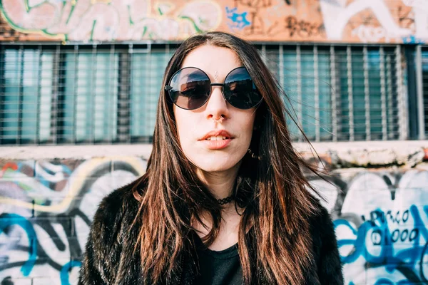 Mujer con piercing en el tabique y gafas de sol —  Fotos de Stock