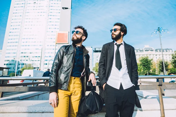 Hombres de negocios al aire libre en la ciudad —  Fotos de Stock