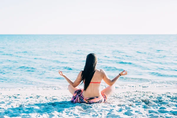 Woman doing yoga at the beach — Stock Photo, Image