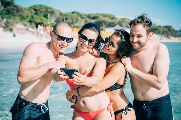 Amici multietnici prendendo selfie — Foto Stock