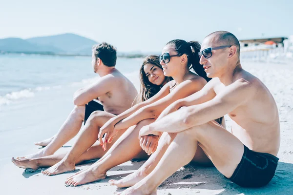 Multiethnic friends on the beach — Stock Photo, Image