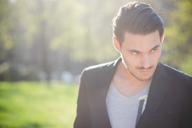 yakışıklı adam parkta poz 