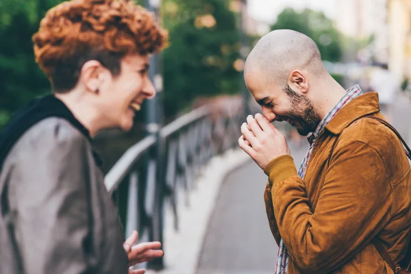 Amici omosessuali ridendo all'aperto — Foto Stock