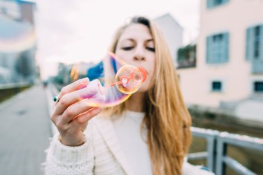 köpük sabun ile oynayan kadın 