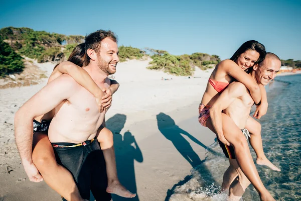 Uomini che giocano con le donne a cavallo — Foto Stock