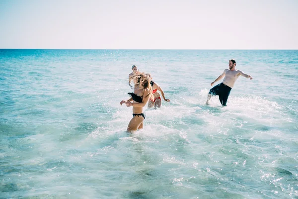 Friends having fun in the water splashing — Stock Photo, Image