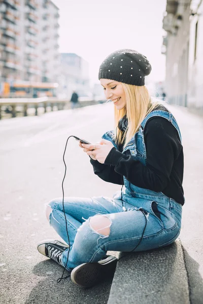Blond kobieta przy użyciu smartfonu — Zdjęcie stockowe