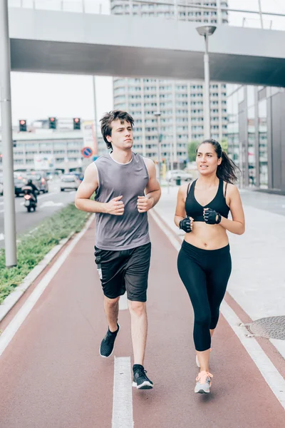 Hombre y mujer corriendo —  Fotos de Stock