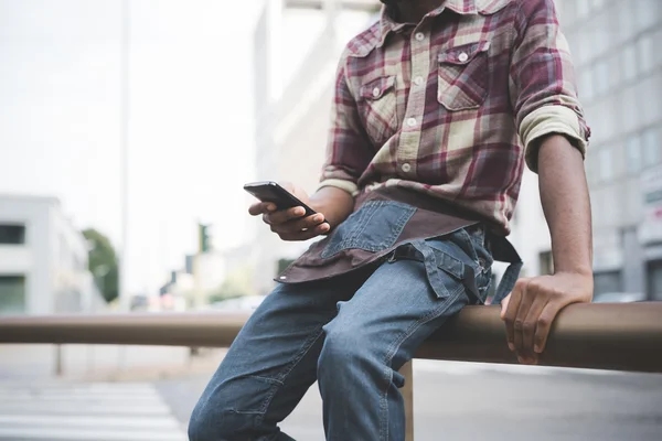 Afro homme noir à l'aide d'un smartphone — Photo